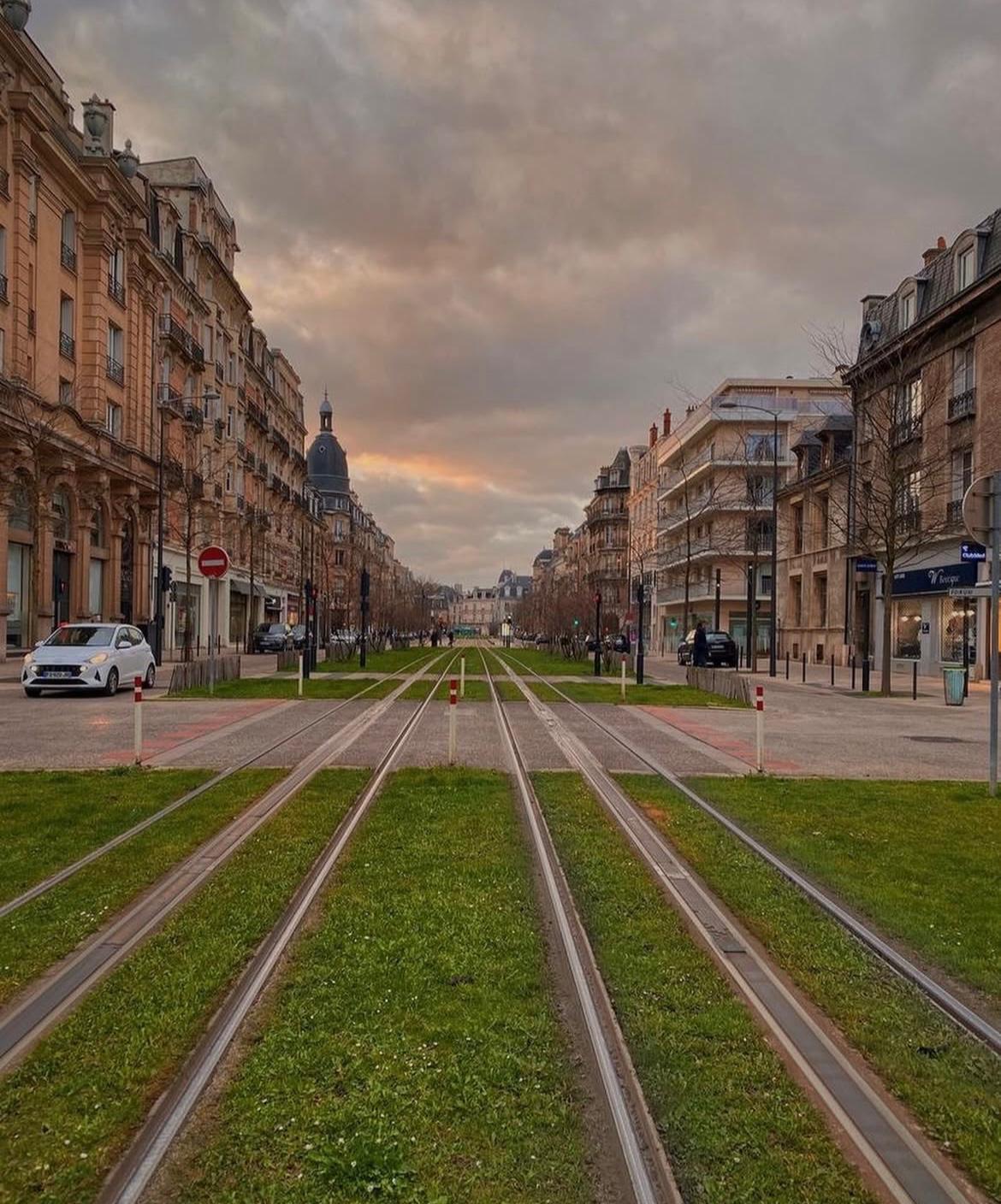 The daily commute to NEOMA Business School