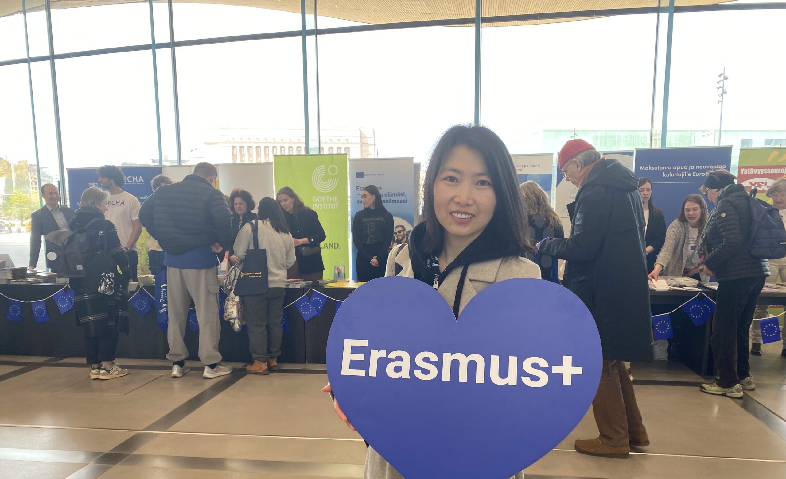 Ella holding an Erasmus heart sign
